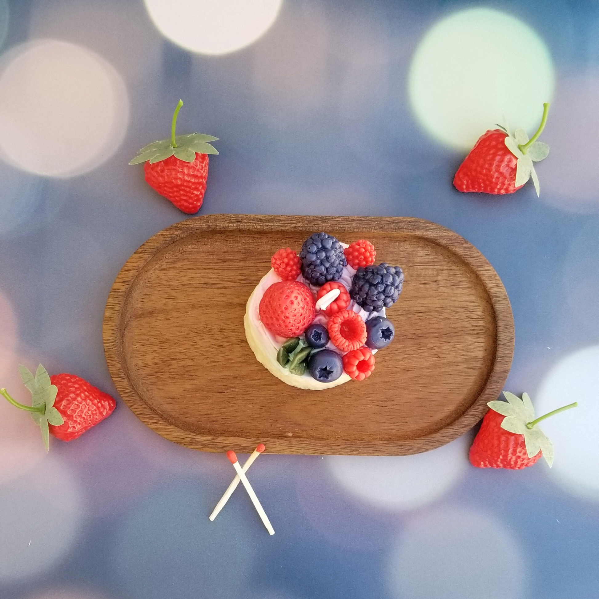 Berries Sponge One Layer Cake Candle 4